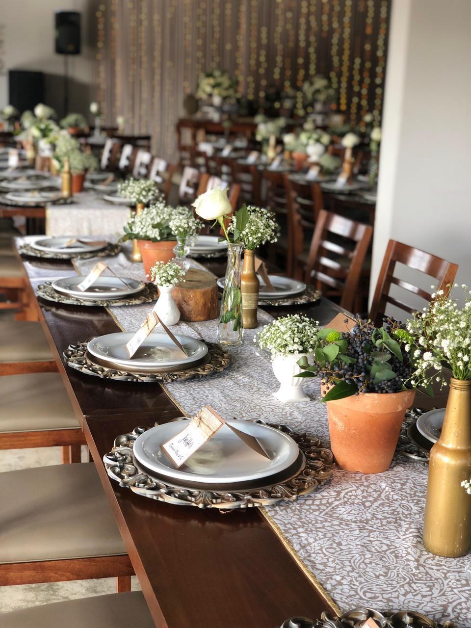 Salão da Chácara Latitud Eventos com mesa decorada